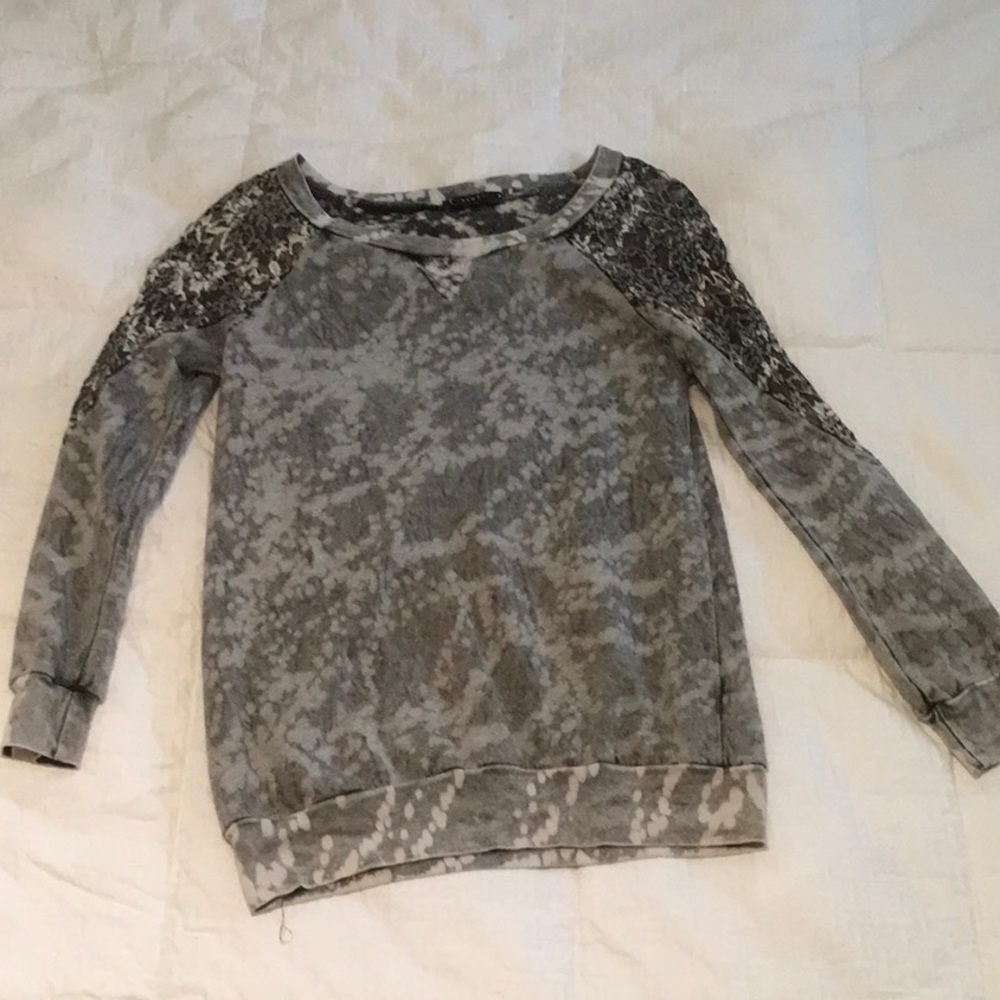 Stonewashed sweatshirt with lace shoulders